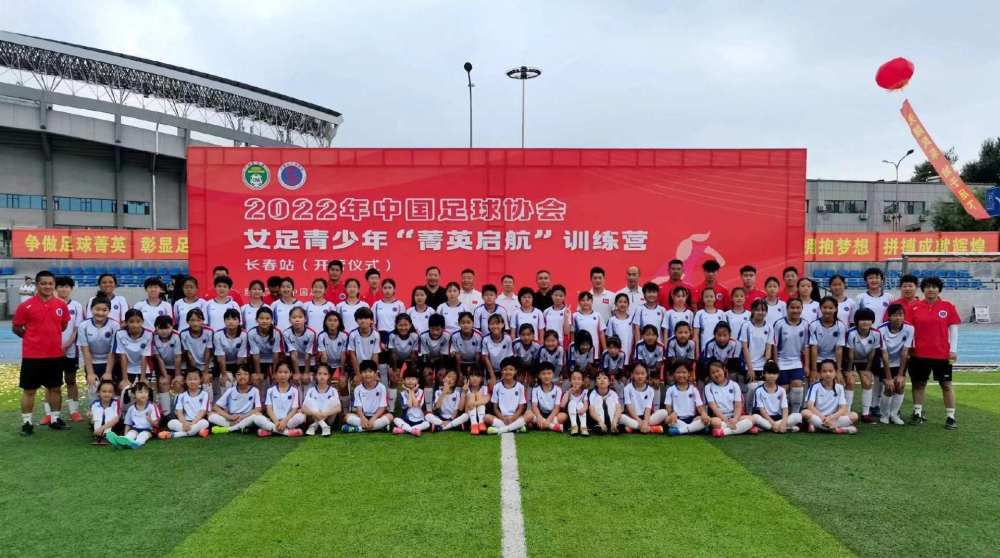在《佩普的曼城：超级球队是这样打造的》（Pep''sCity:TheMakingofASuperteam）一书中，曼城俱乐部的工作人员谈到了与哈兰德相处的感受。